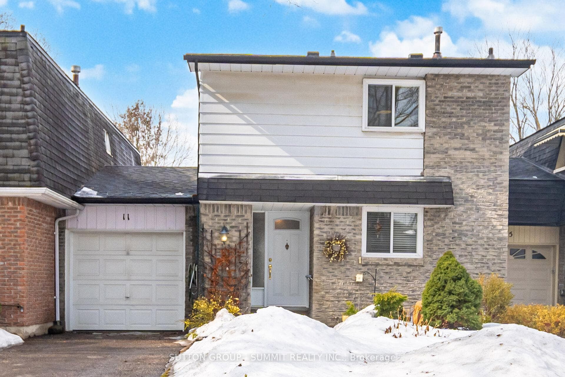 11 St Andrew's Court, Aurora, ON L4G 3B2 - Photo 1