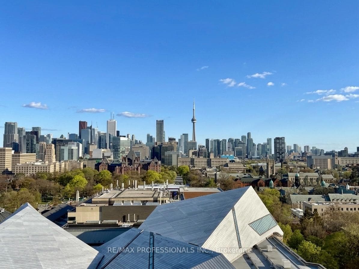 CN Tower & Toronto skyline views from the balcony