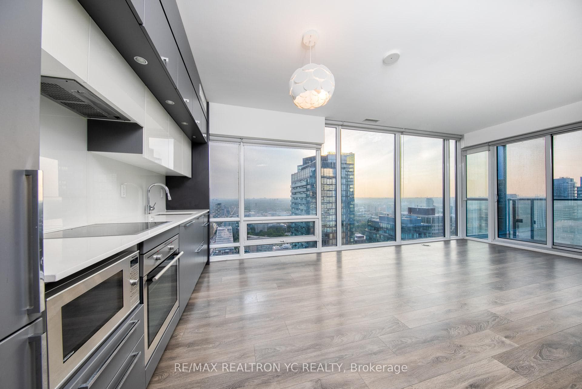 15 Grenville Street Unit 4104, Toronto C01