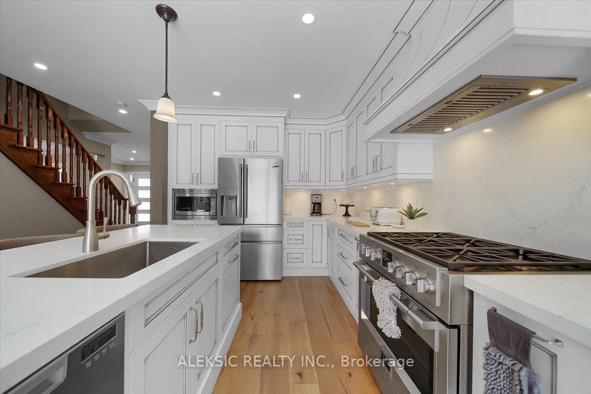 33 Hillpath Crescent, Brampton, ON L6Z 4T7 - Photo 1