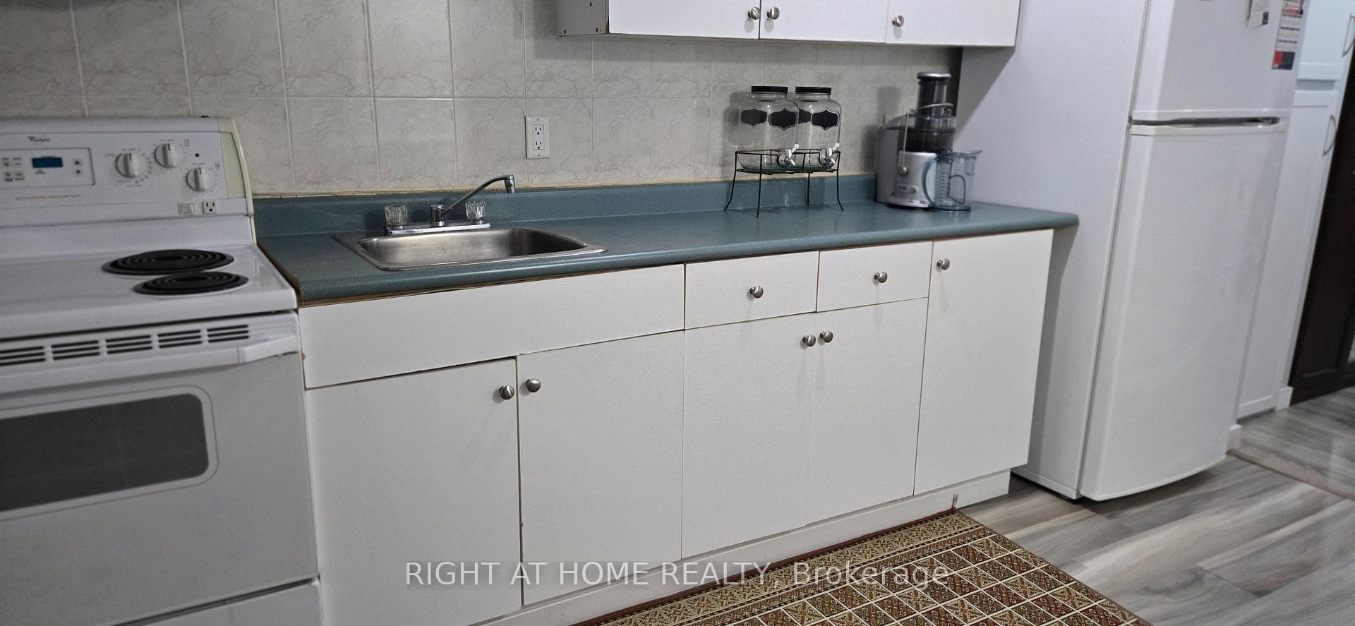 2655 Gananoque Drive Unit 7, Mississauga, ON L5N 3A6 - Photo 1