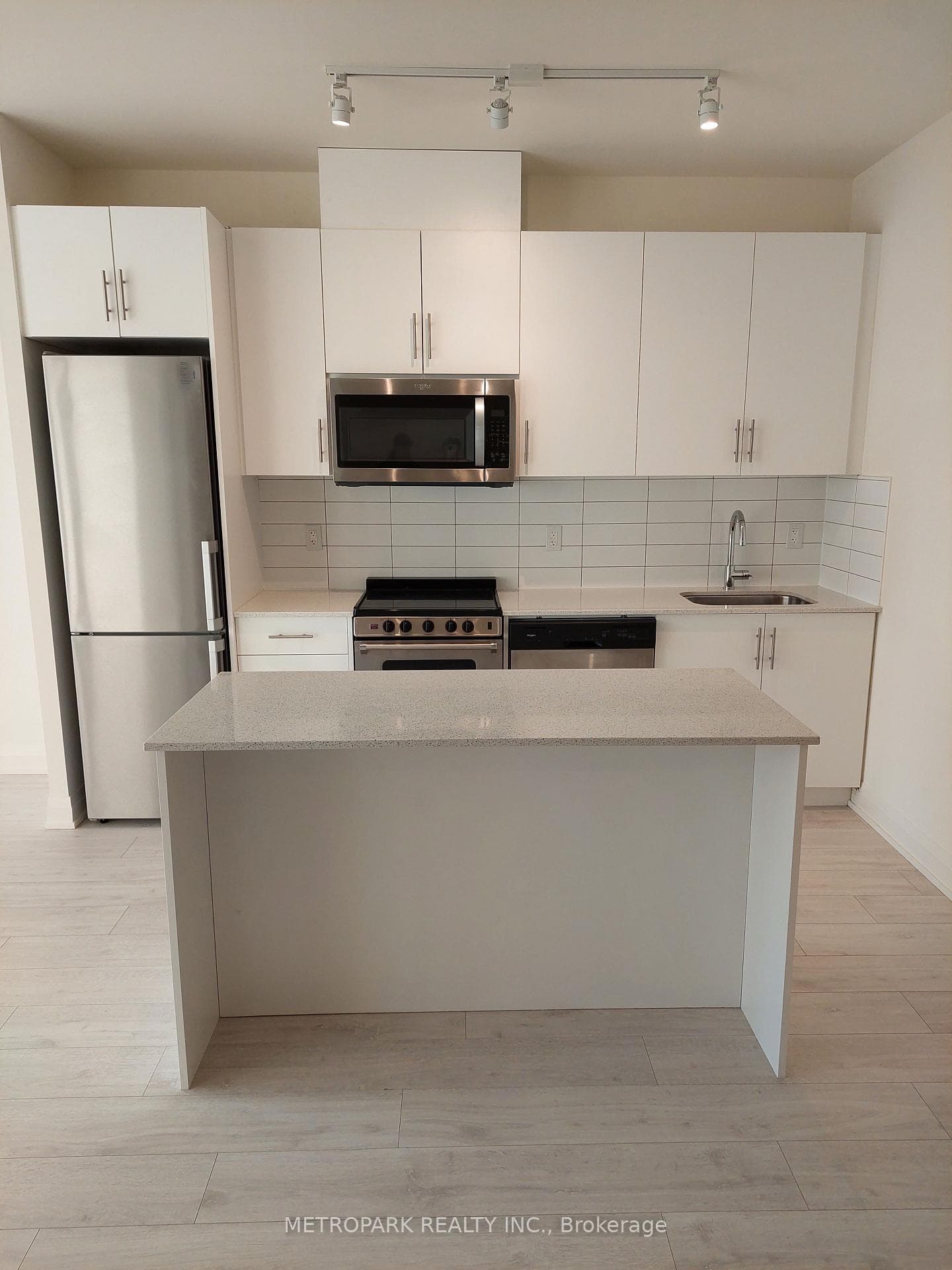 509 Dundas Street Unit 204, Oakville, ON L6M 4M2 - Photo 1