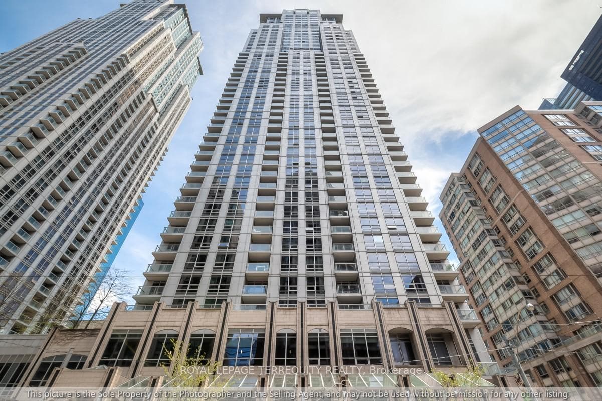 761 Bay Street Unit 3202, Downtown Toronto / Waterfront, ON M5G 2R2 - Photo 1