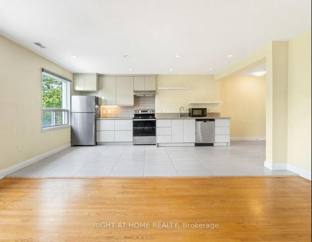 1207 Hurontario Street Unit B, Mississauga, ON L5G 3H2 - Photo 1