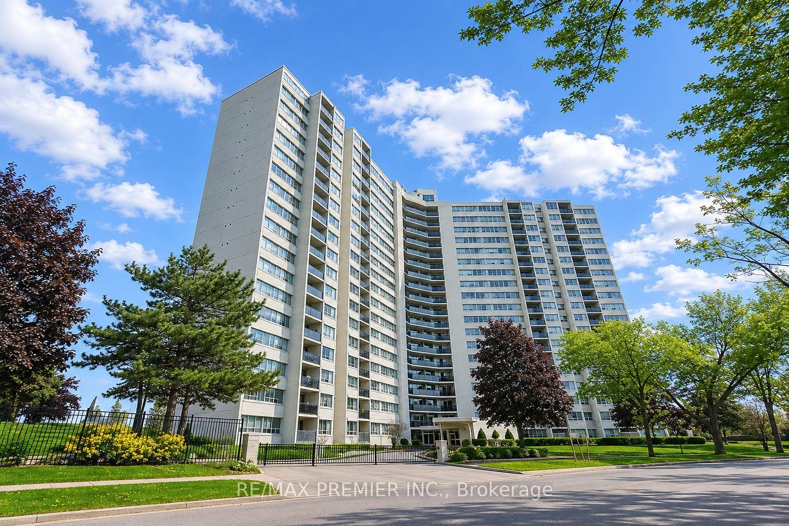 530 Lolita Gardens Unit 406, Mississauga, ON L5A 3T2 - Photo 1