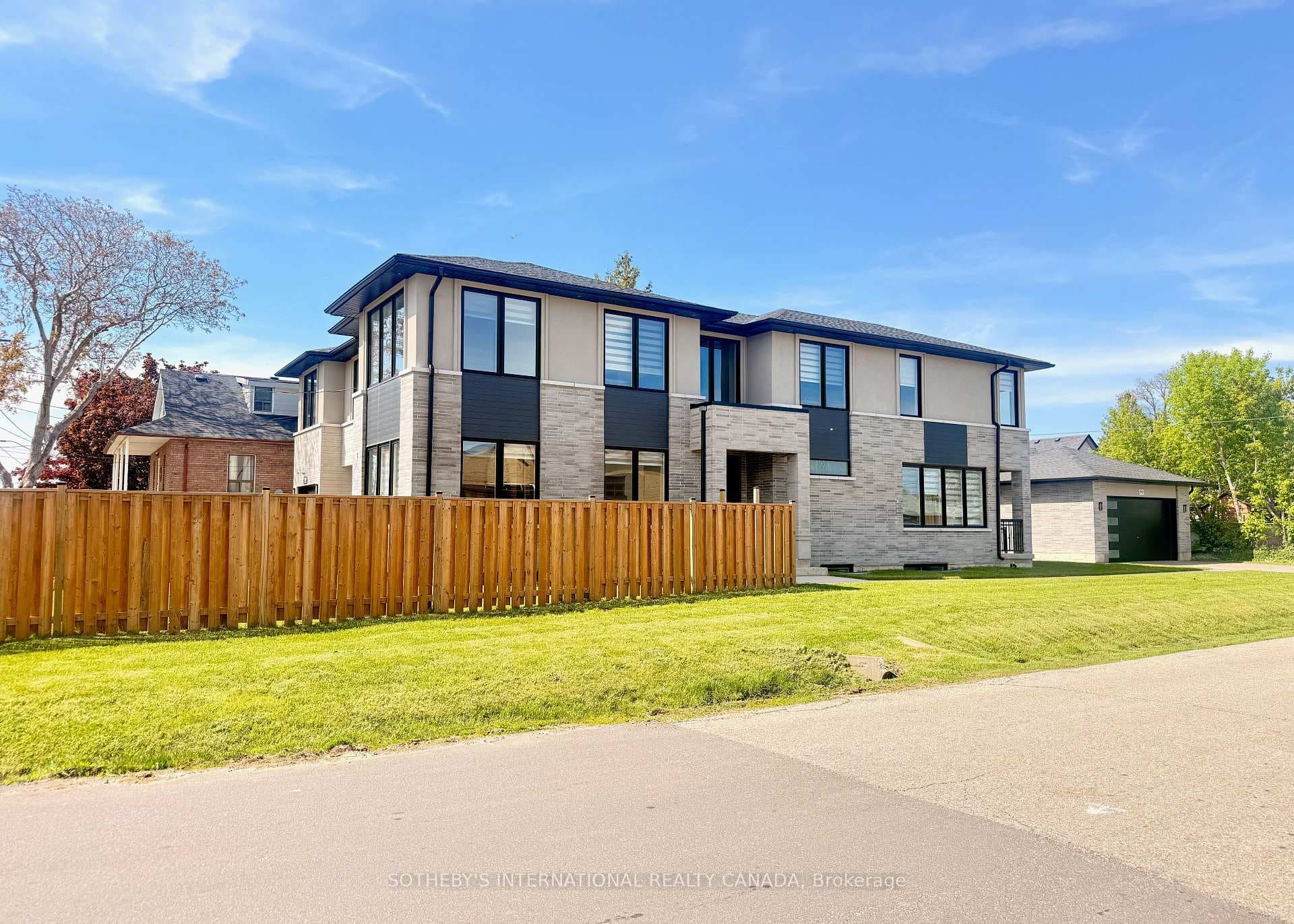 797 First Street, Mississauga, ON L5E 1A3 - Photo 1