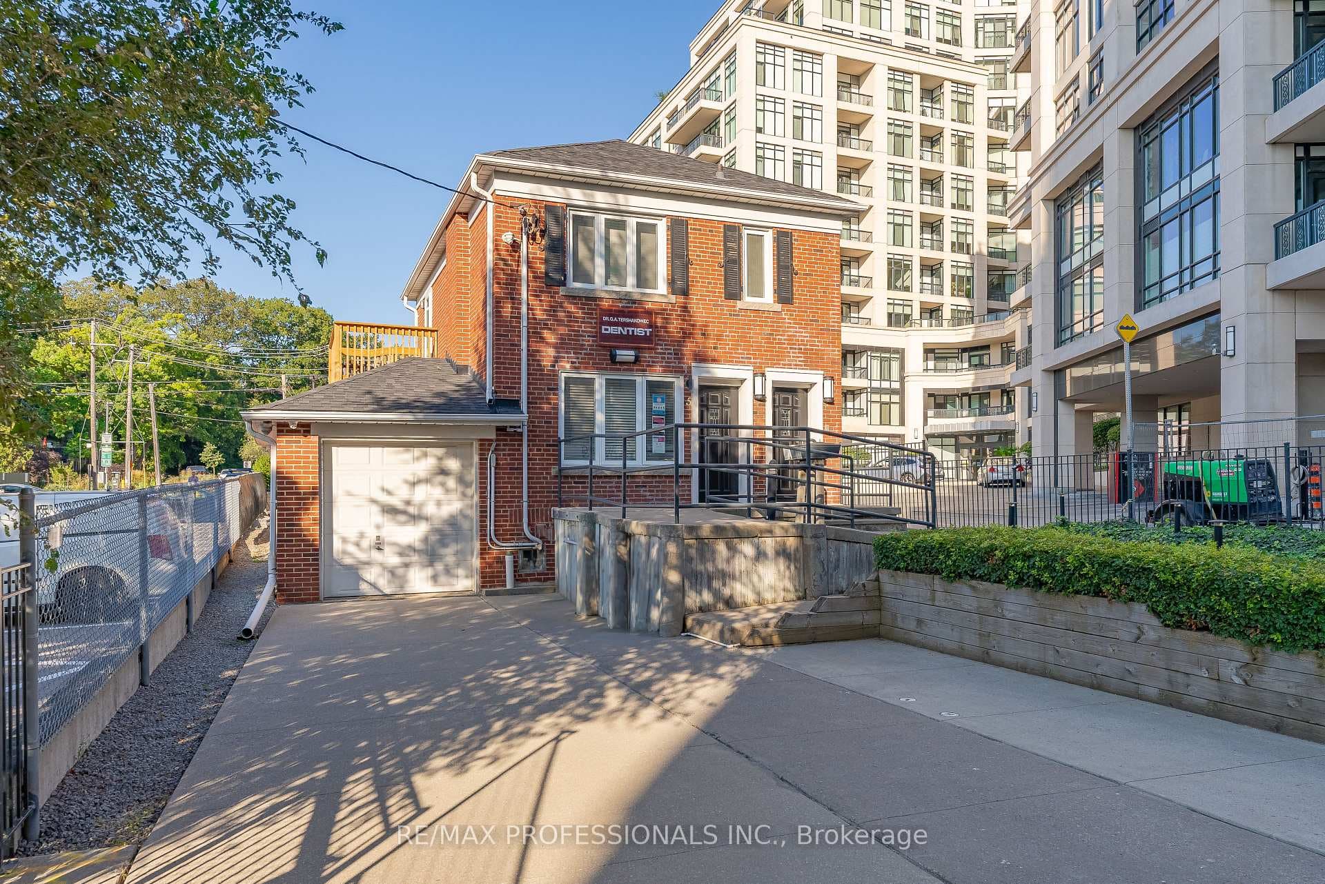 5A Old Mill Drive, Bloor West Village / Swansea, ON M6S 4J7 - Photo 1