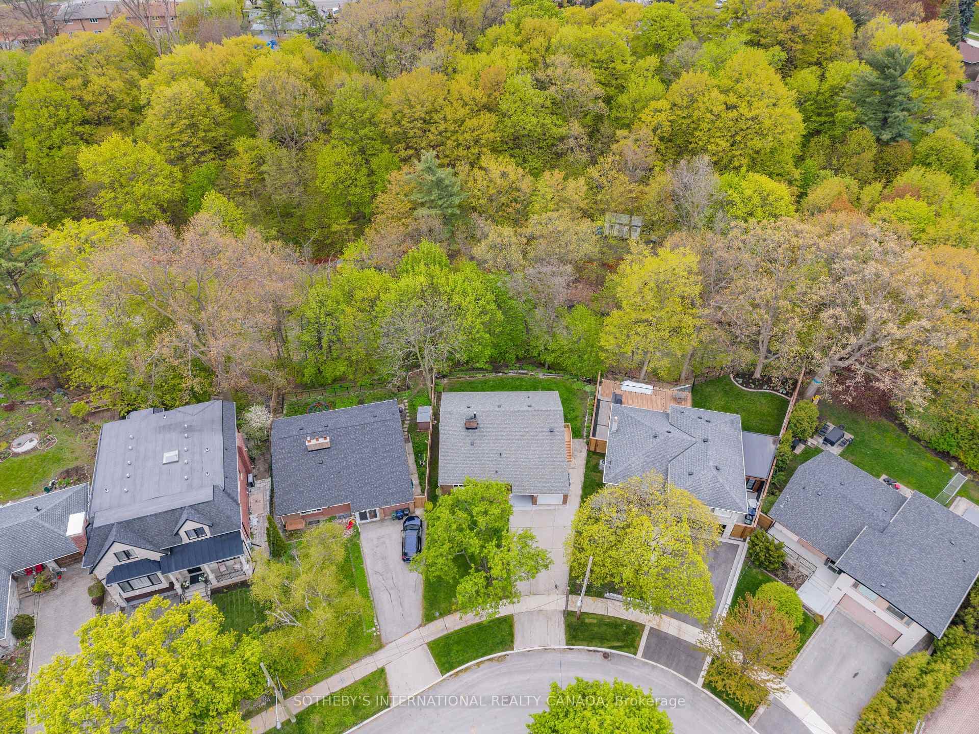 15 Saxony Crescent, Etobicoke (Kingsview Village / Humber Heights), ON M9P 1S2 - Photo 1