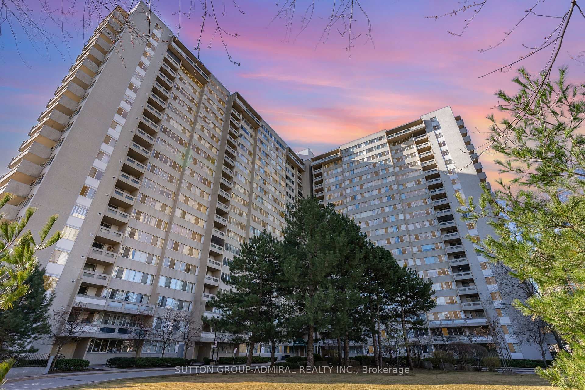 3590 Kaneff Crescent Unit 1611, Mississauga, ON L5A 3X3 - Photo 1