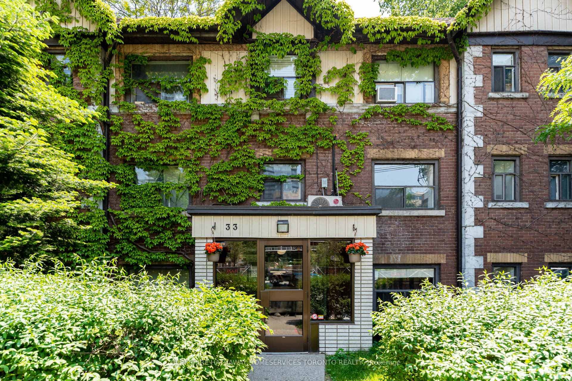 33 Maitland Street Unit 302, Regent Park / Cabbagetown / St. James Town, ON M4Y 1C8 - Photo 1