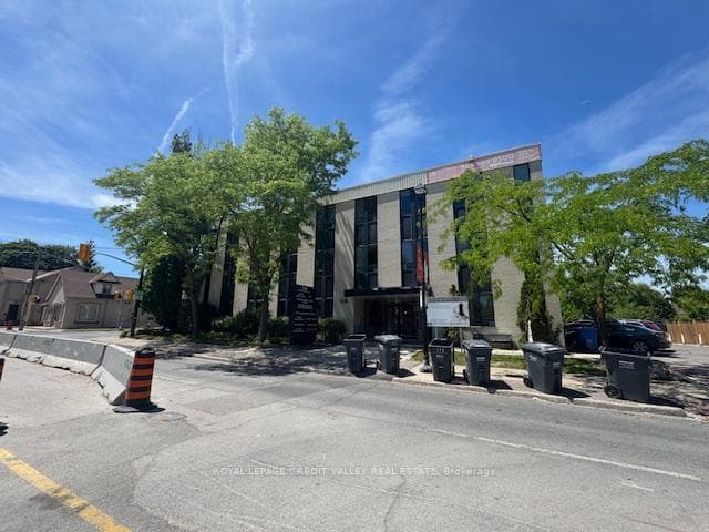 118 Queen Street Unit 201, Brampton, ON L6V 1B1 - Photo 1
