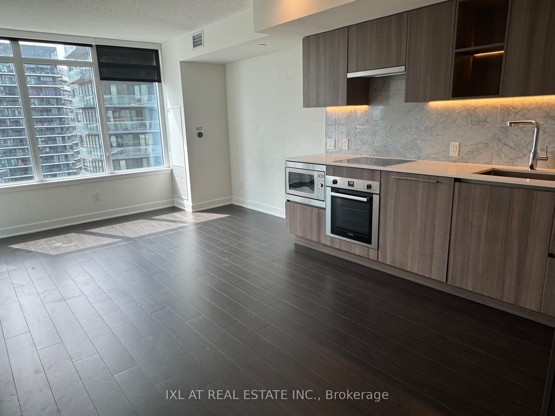 19 Bathurst Street Unit 2215, Downtown Toronto / Waterfront, ON M5V 0N2 - Photo 1