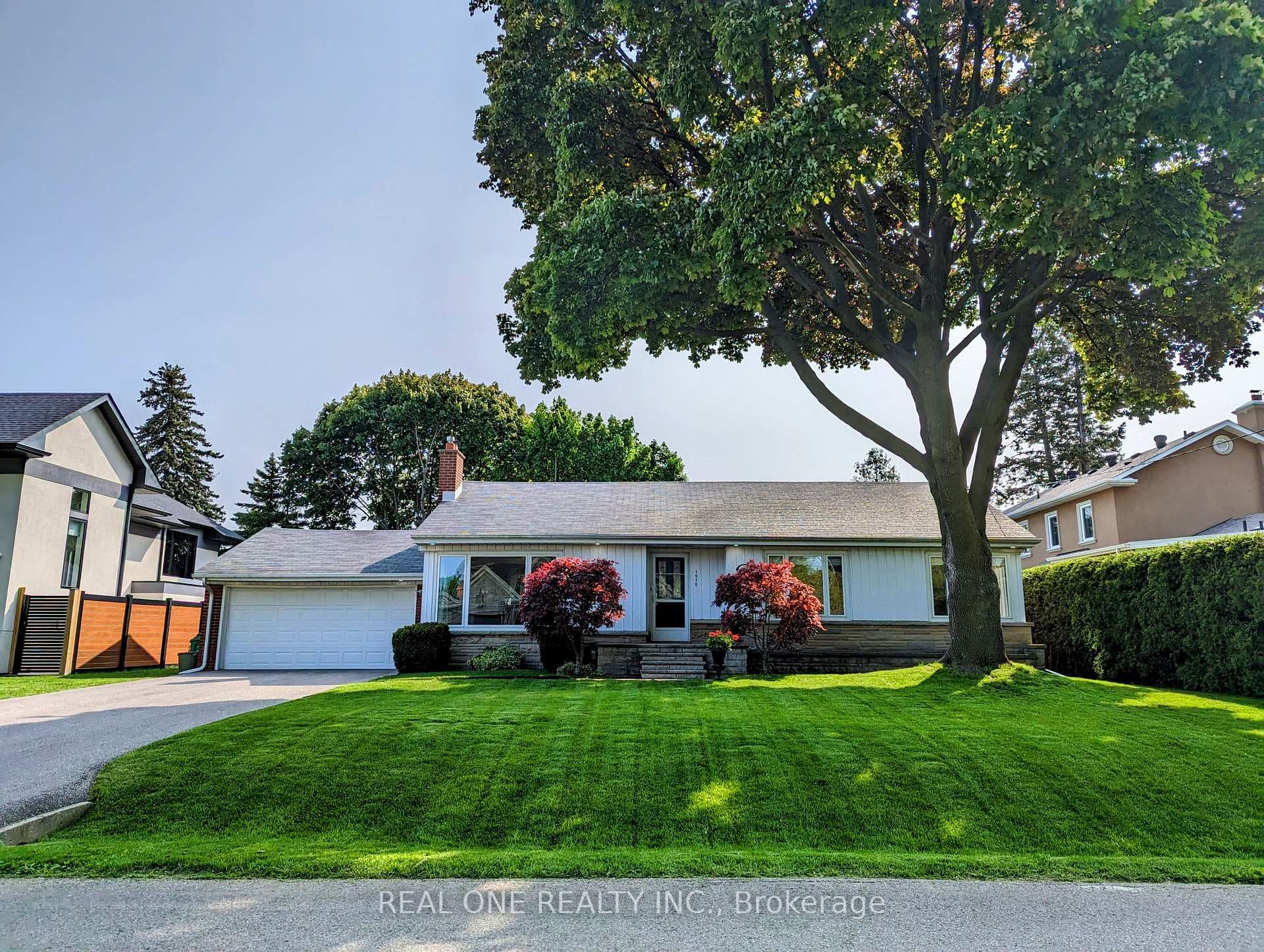 1570 Park Royale Boulevard, Mississauga, ON L5E 2Z4 - Photo 1