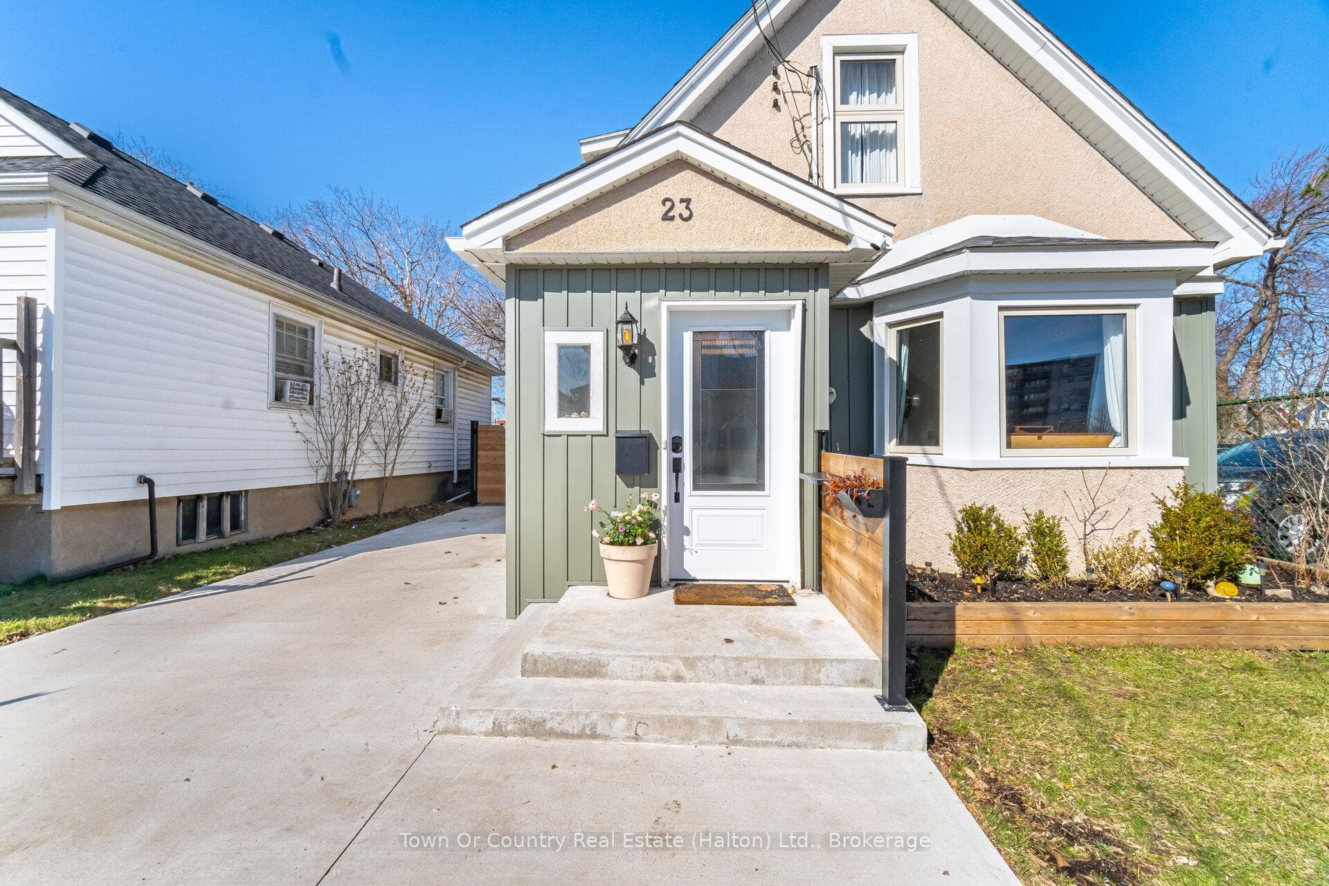 Exterior | Front, Close-Up