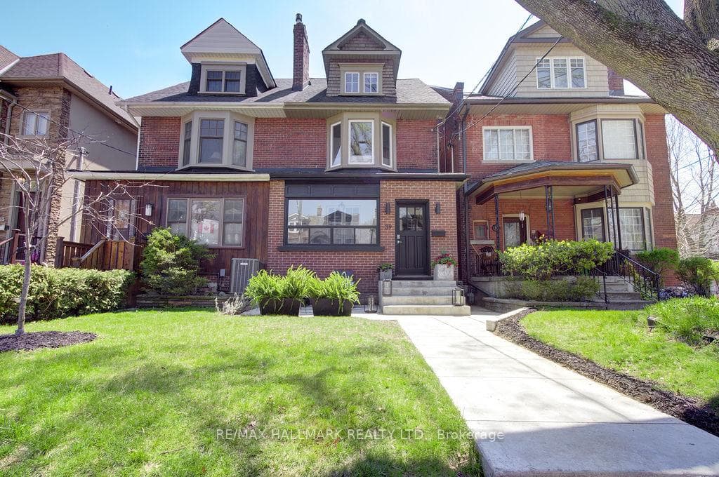 39 Dixon Avenue, The Beaches / Upper Beaches, ON M4L 1N4 - Photo 1