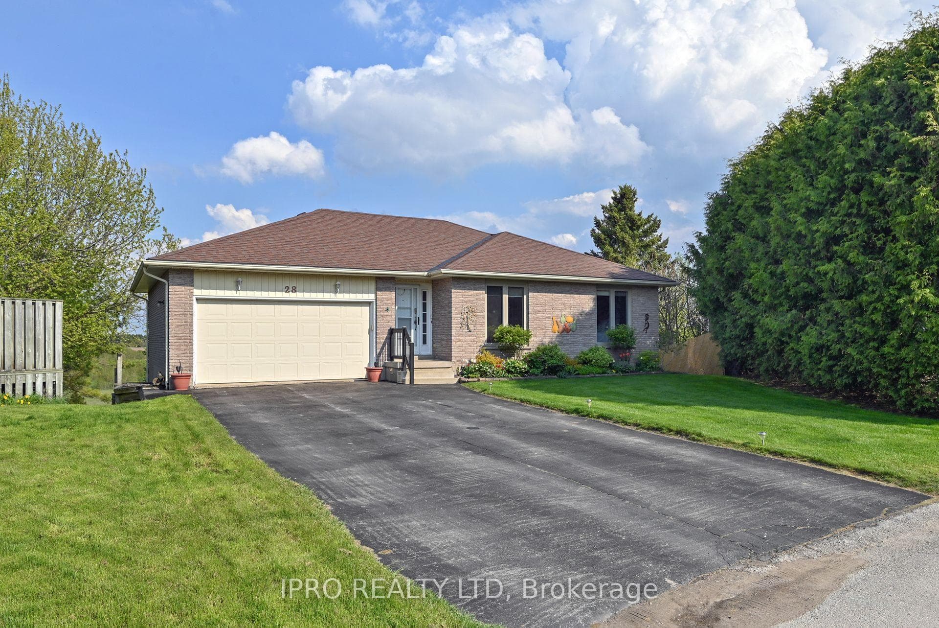 Bungalow- Court Location- walk-out Basement