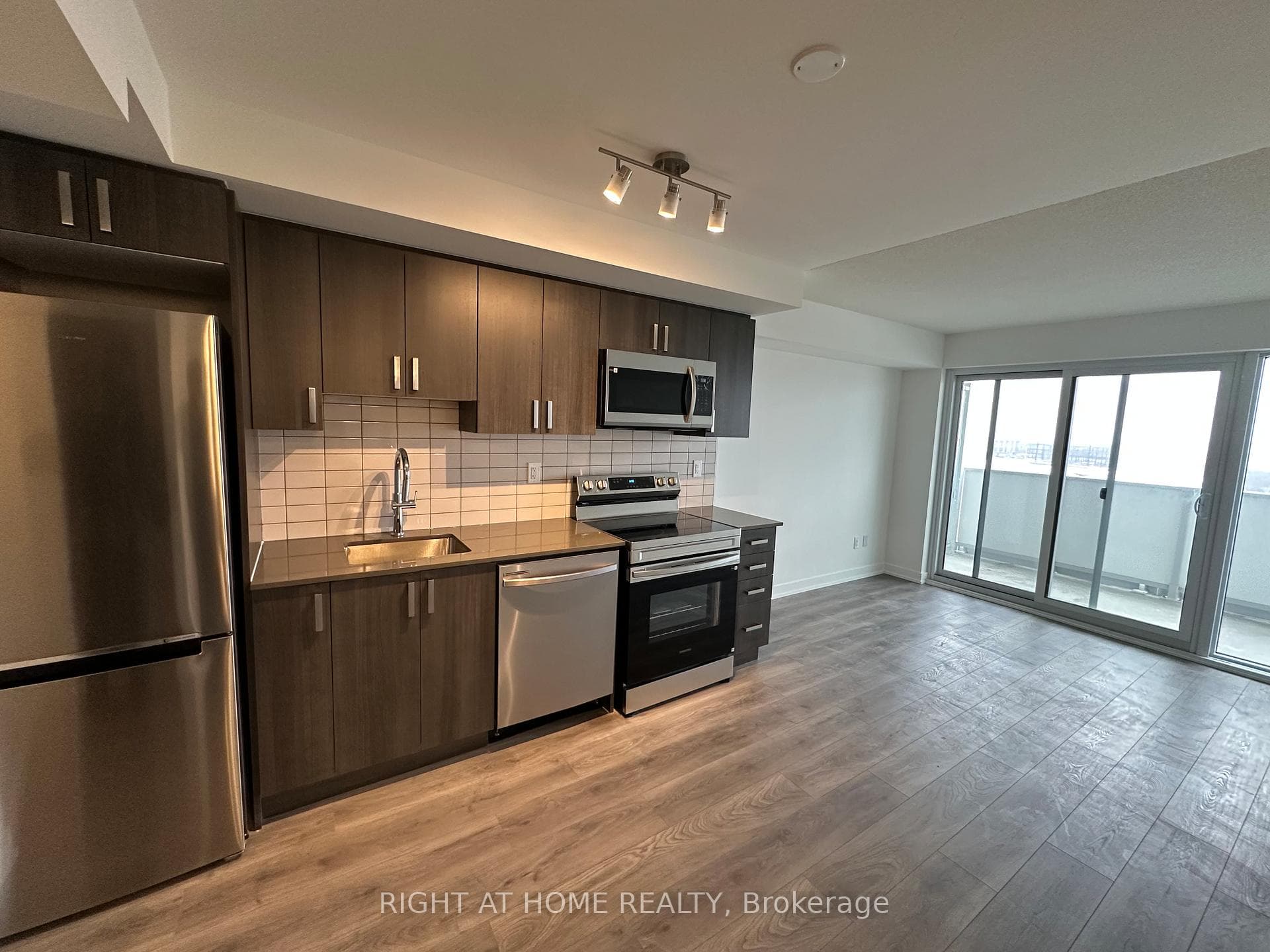 1010 Sandy Beach Road Unit 804, Pickering, ON L1W 3V9 - Photo 1