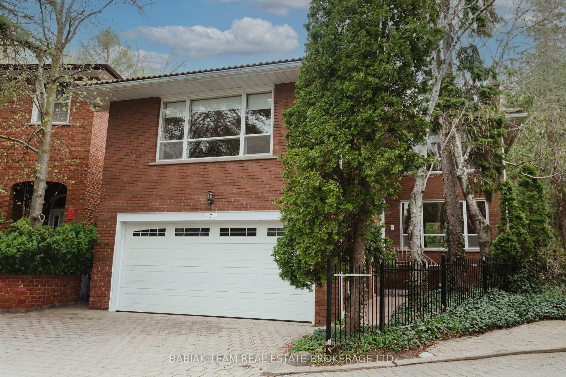 7 Innisfree Court, Toronto W01