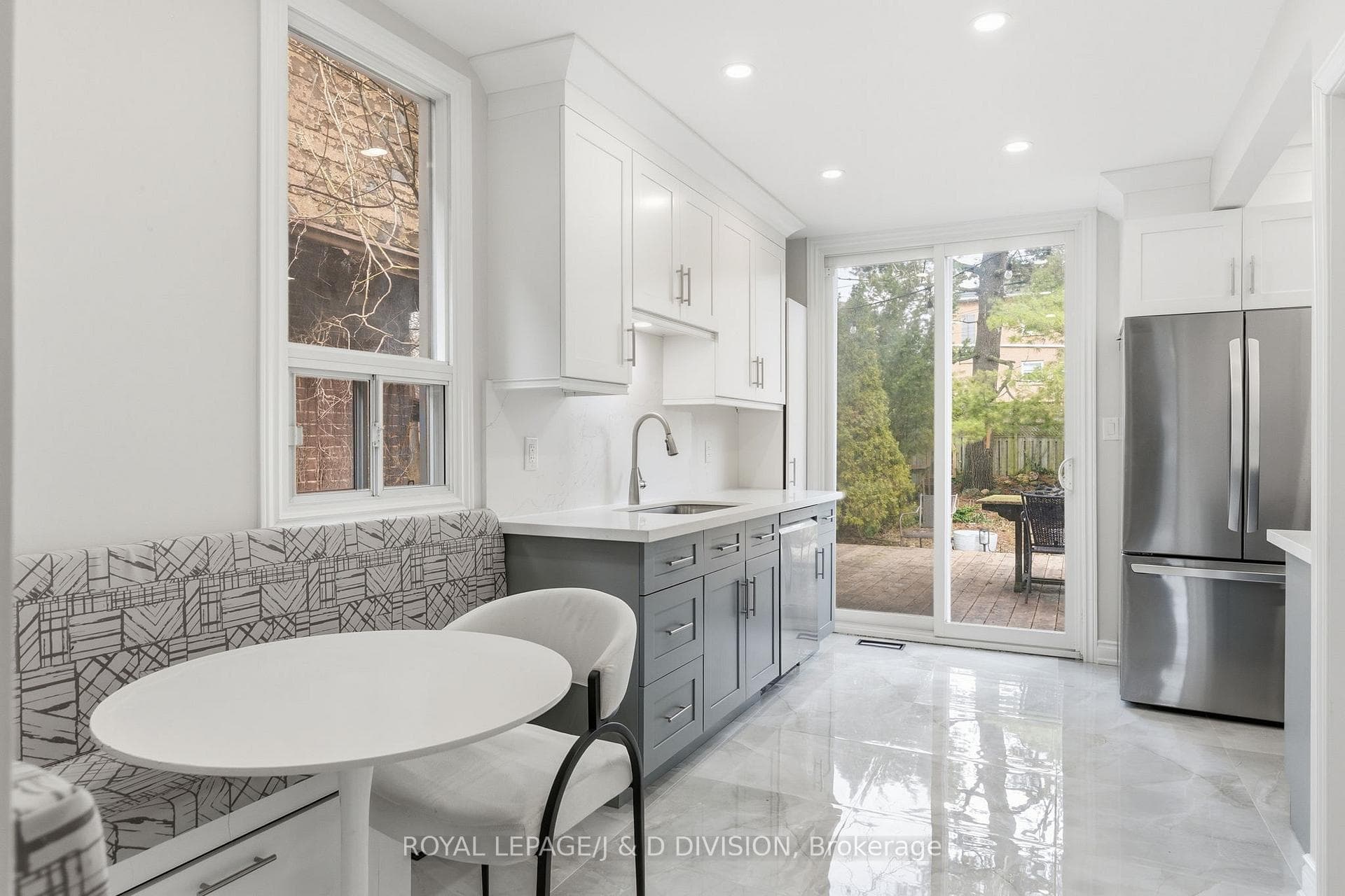 Gorgeous renovated eat-in kitchen