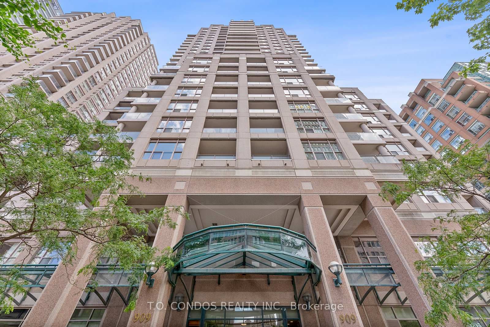 909 Bay Street Unit 1806, Downtown Toronto / Waterfront, ON M5S 3G2 - Photo 1