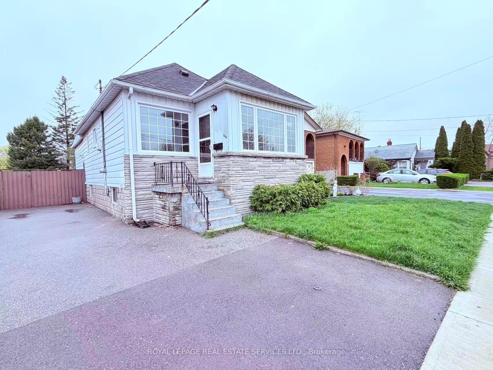 1054 East Avenue, Mississauga, ON L5E 1W9 - Photo 1