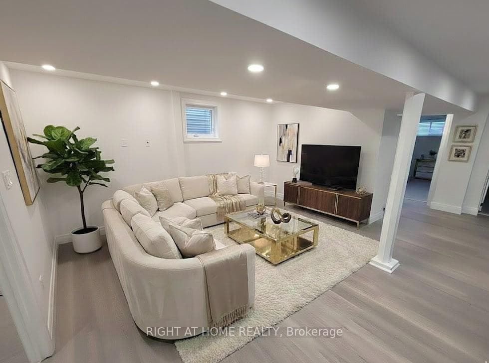 347 Boisdale Avenue, Richmond Hill, ON L4C 1R4 - Photo 1