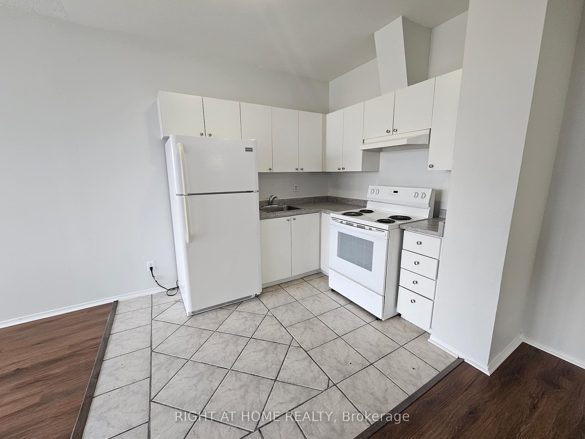 1801 Eglinton Avenue Unit 302, Forest Hill / Deer Park, ON M6E 2H7 - Photo 1