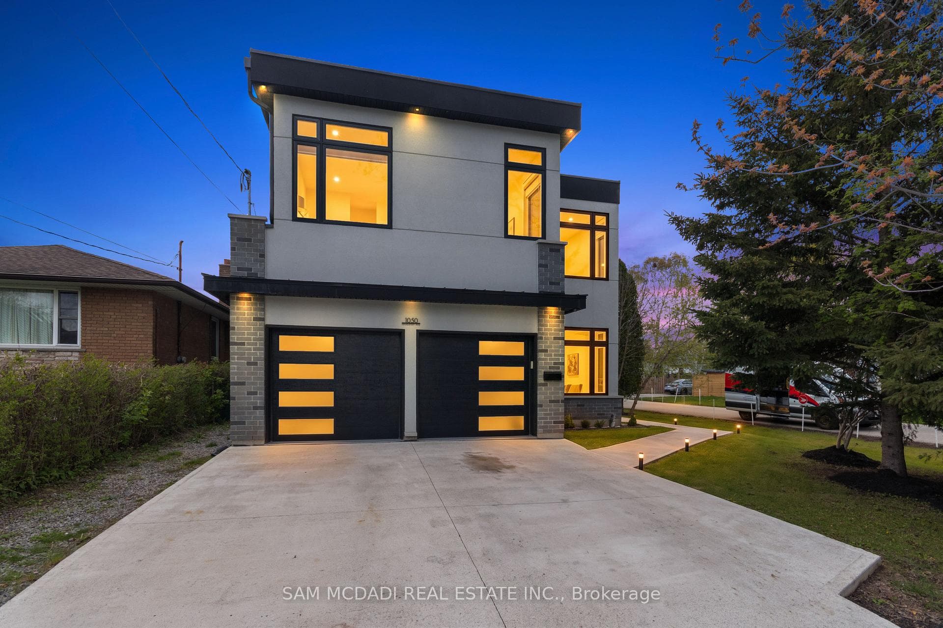 1050 Edgeleigh Avenue, Mississauga, ON L5E 2G1 - Photo 1