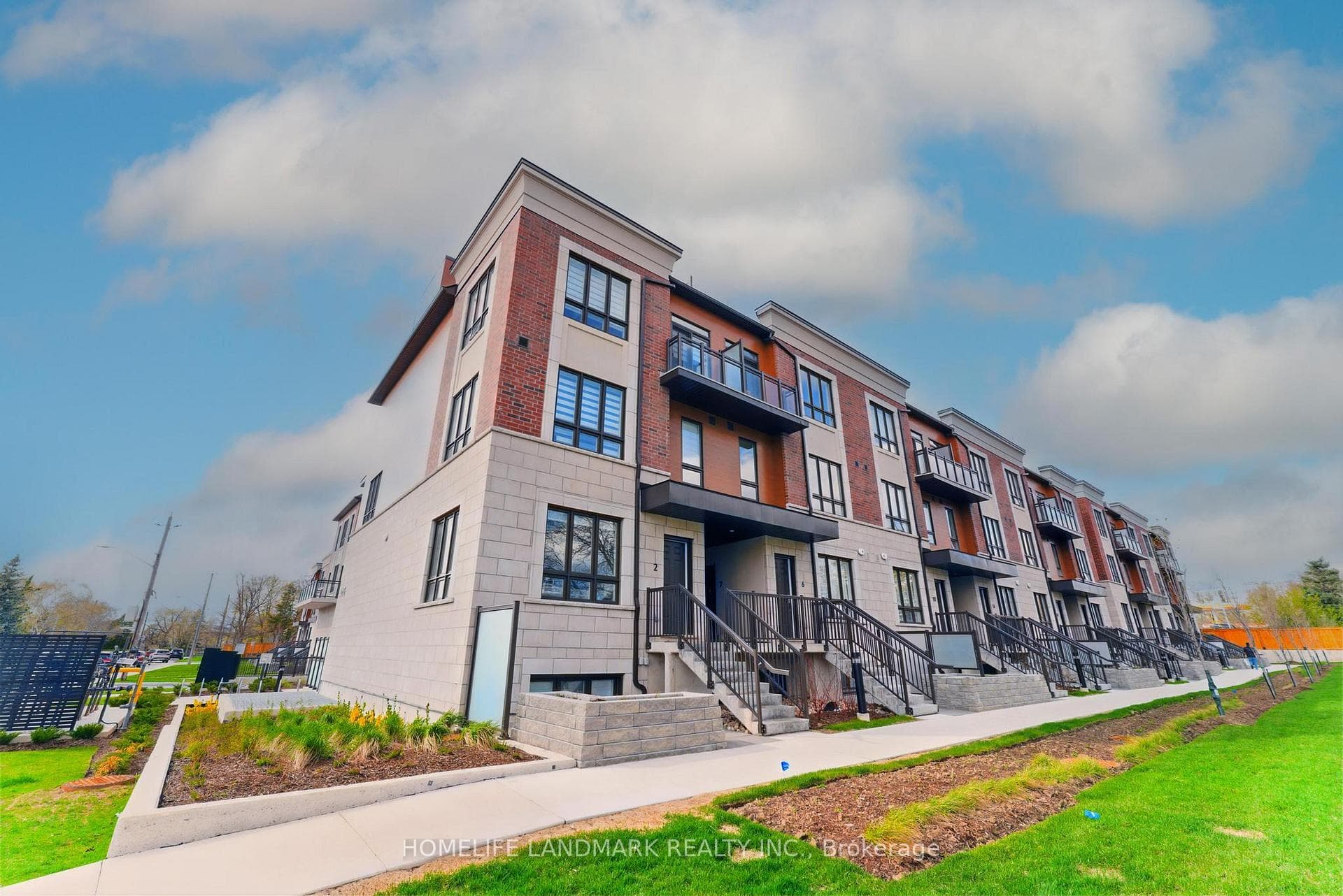 4015 Hickory Drive Unit 2, Mississauga, ON L4W 1L1 - Photo 1