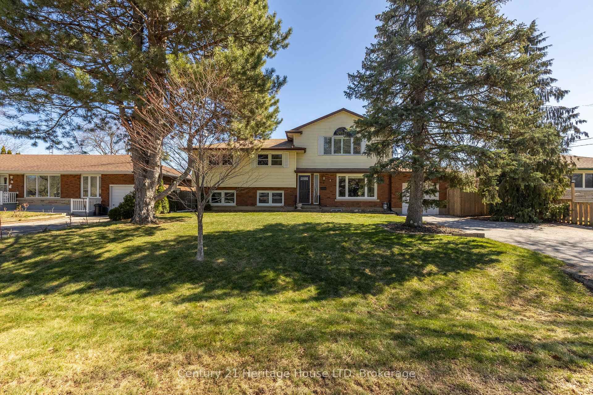 Large sidesplit located in desirable North end