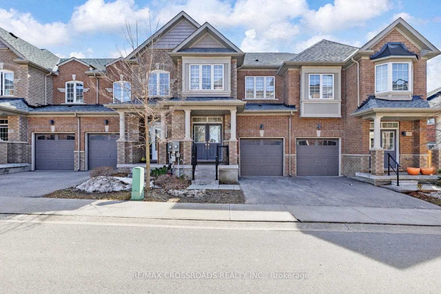 202 Harding Park Street, Newmarket, ON L3Y 0E3 - Photo 1