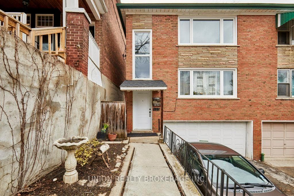 125 Willow Avenue Unit UPPER, The Beaches / Upper Beaches, ON M4E 3K4 - Photo 1