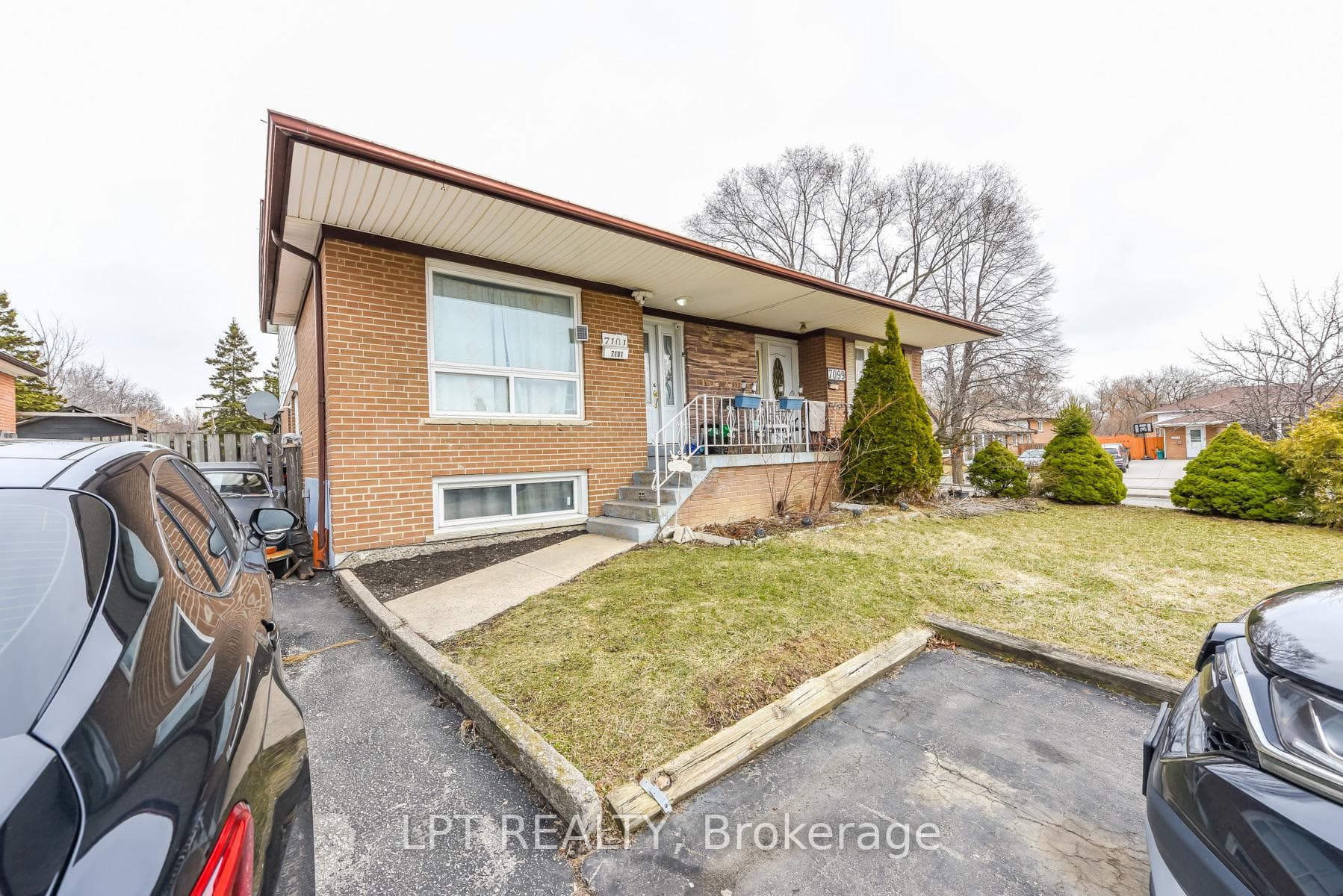 7101 Codlin Avenue, Mississauga, ON L4T 2M3 - Photo 1