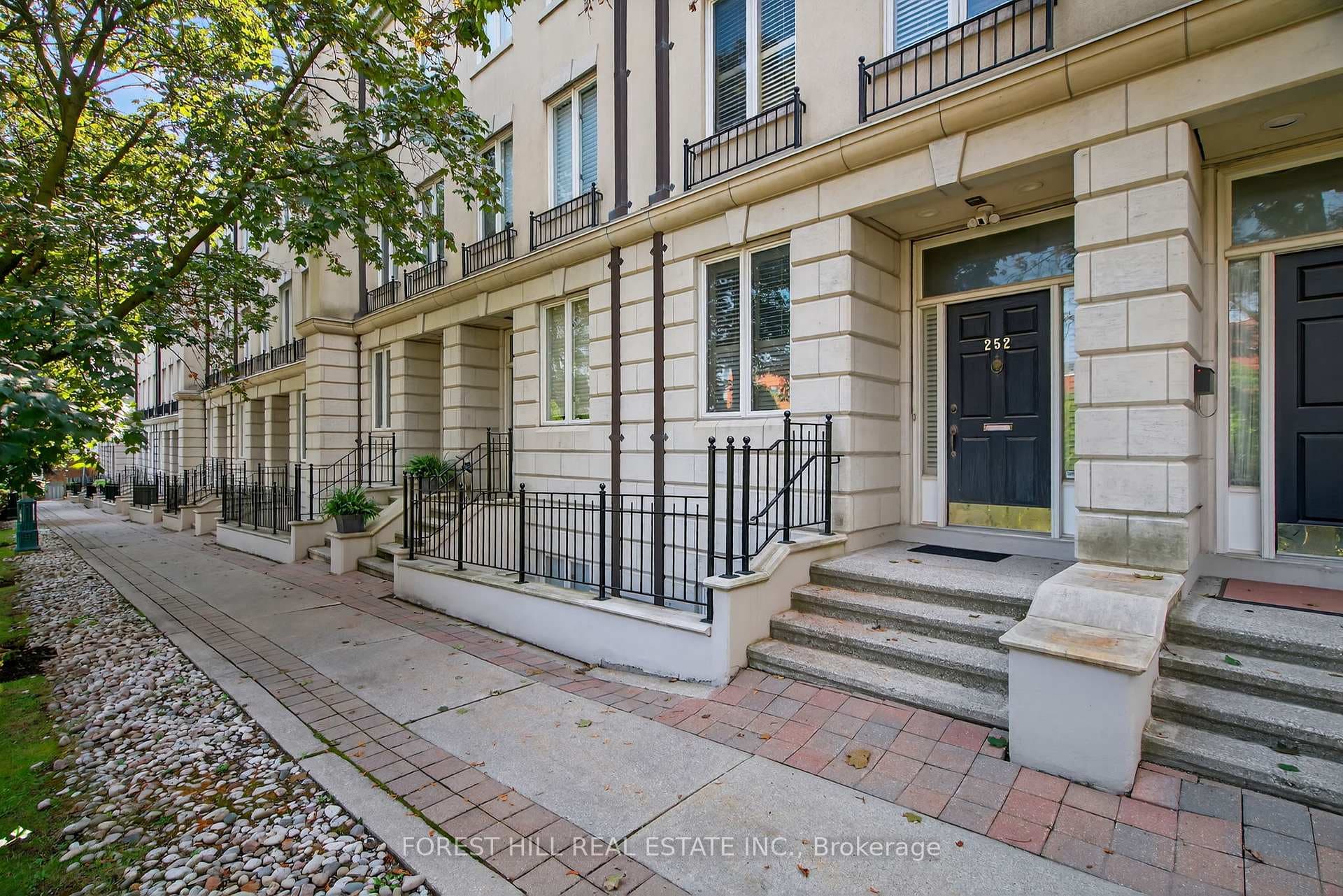 252 Spadina Road, Annex / Yorkville / Summerhill, ON M5R 2V1 - Photo 1