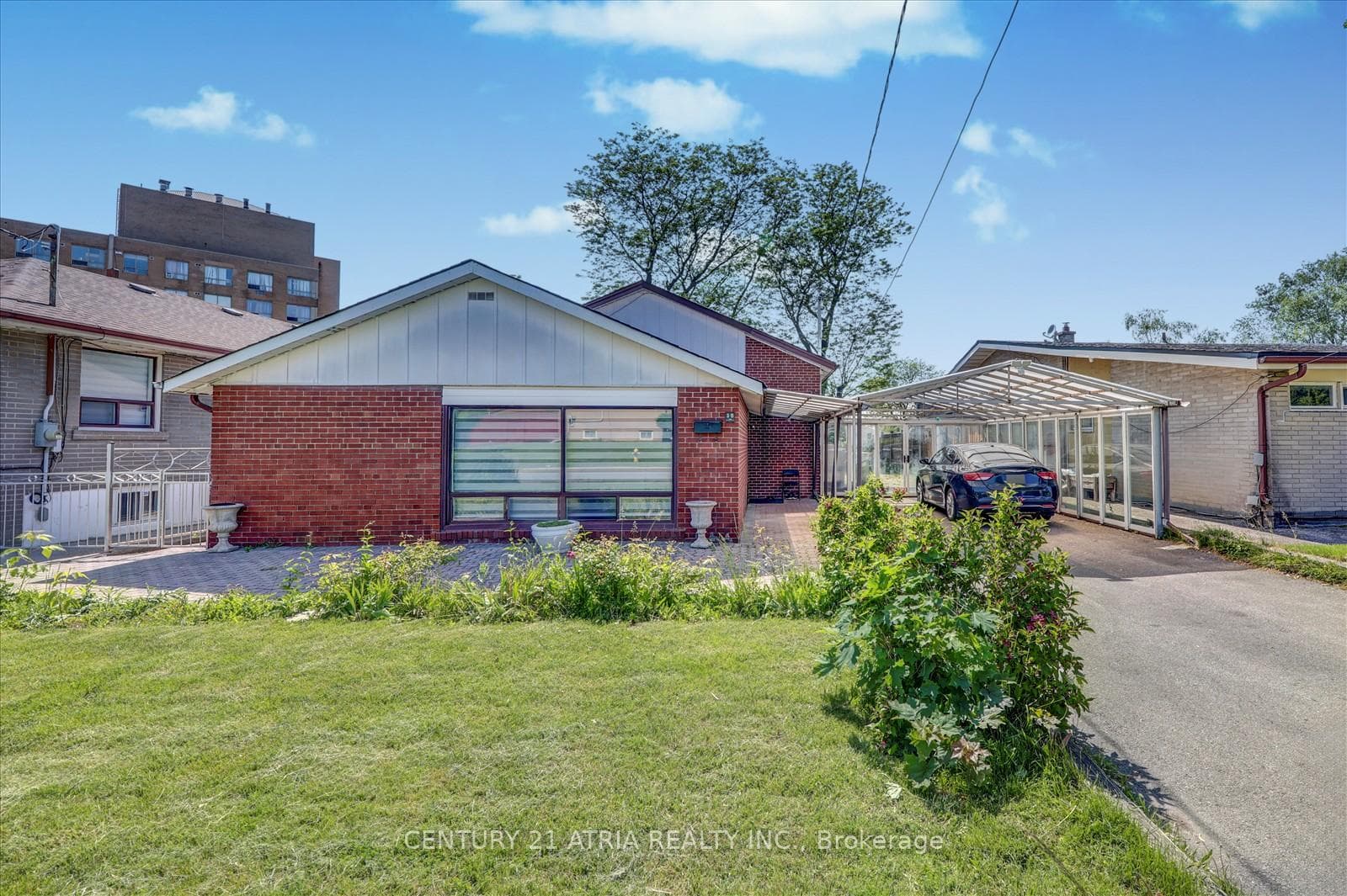18 De Marco Boulevard, York / Weston, ON M6L 2W1 - Photo 1