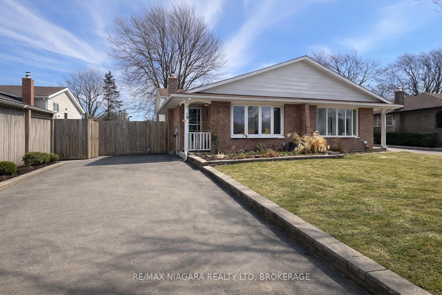 19 Nottingham Court, Welland, ON L3C 5X4 - Photo 1