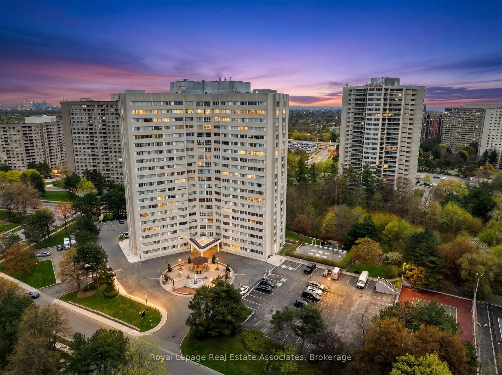 3695 Kaneff Crescent Unit 1602, Mississauga, ON L5A 4B6 - Photo 1