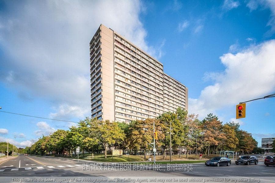 100 Leeward Glenway Unit 206, Flemingdon Park / Don Mills, ON M3C 2Z1 - Photo 1