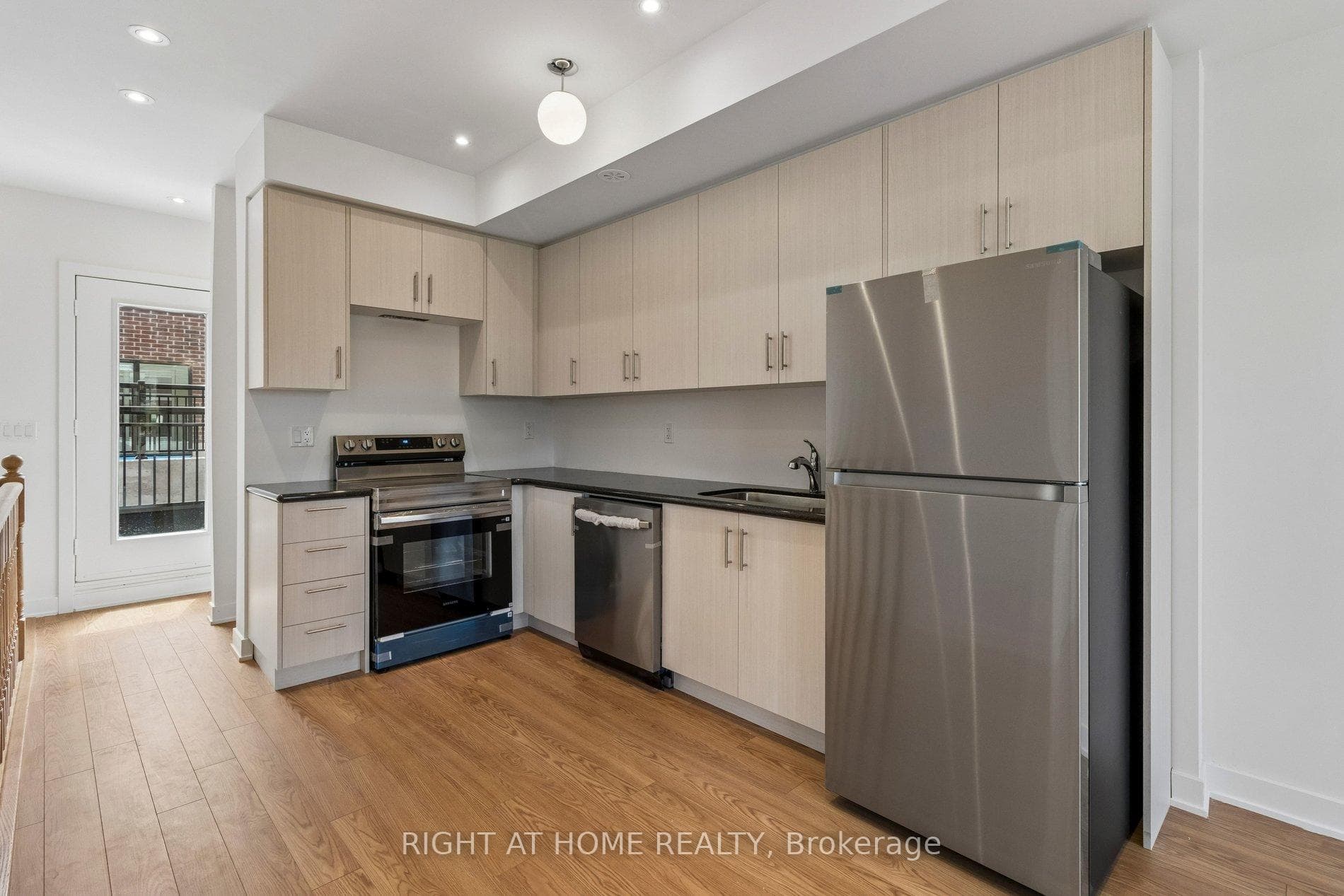 15100 Yonge Street Unit 206, Aurora, ON L4G 4C8 - Photo 1