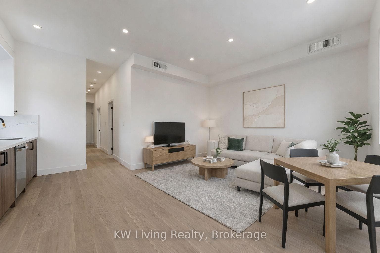 712 Eglinton Avenue Unit 301, Flemingdon Park / Don Mills, ON M4G 2K7 - Photo 1