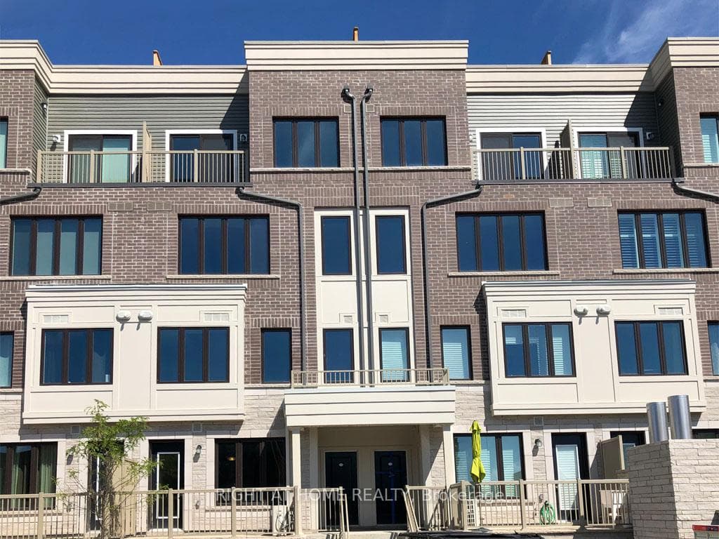 95 EASTWOOD PARK Gardens, Liberty Village / Parkdale / South Parkdale, ON M8W 0B9 - Photo 1