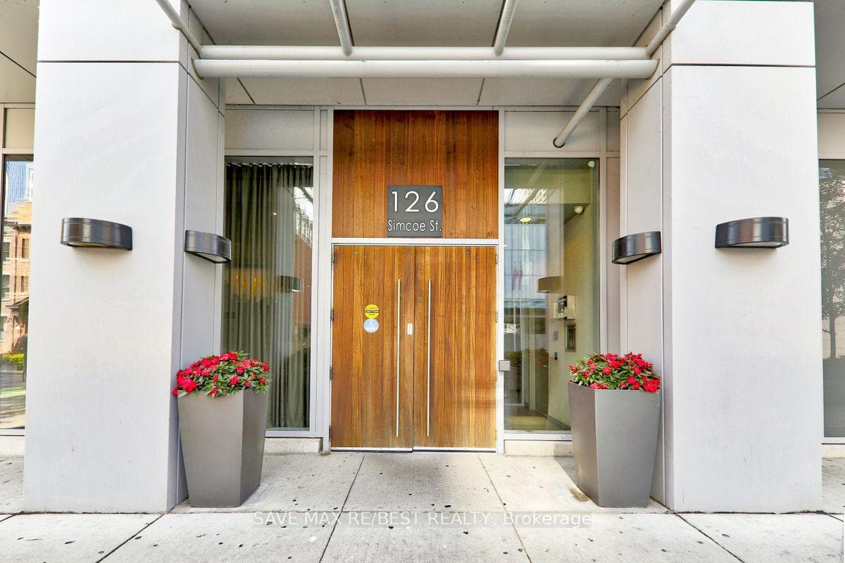 126 Simcoe Street Unit 413, Downtown Toronto / Waterfront, ON M5H 4E6 - Photo 1