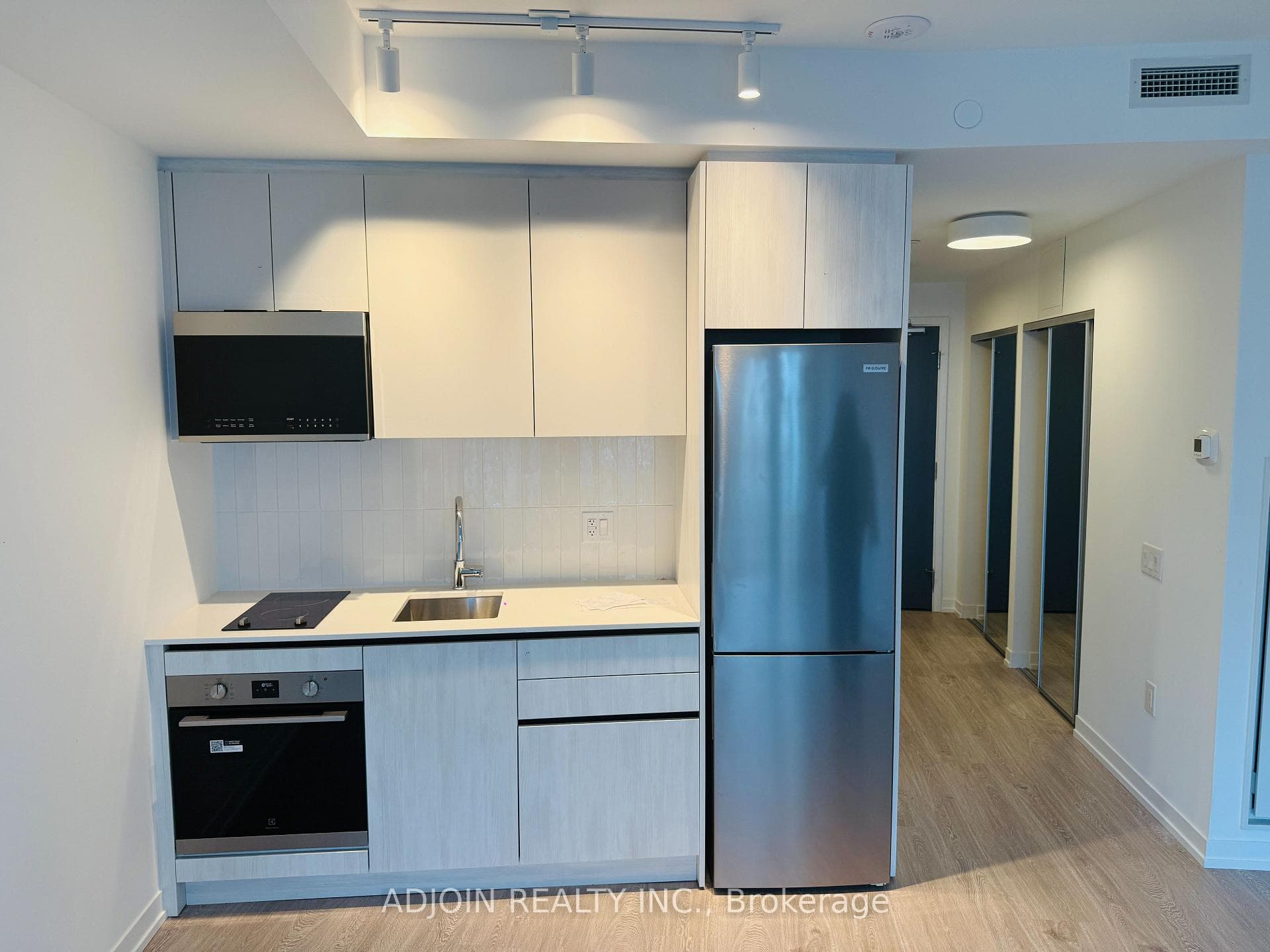 2485 Eglinton Avenue Unit 612, Mississauga, ON L5M 2V8 - Photo 1