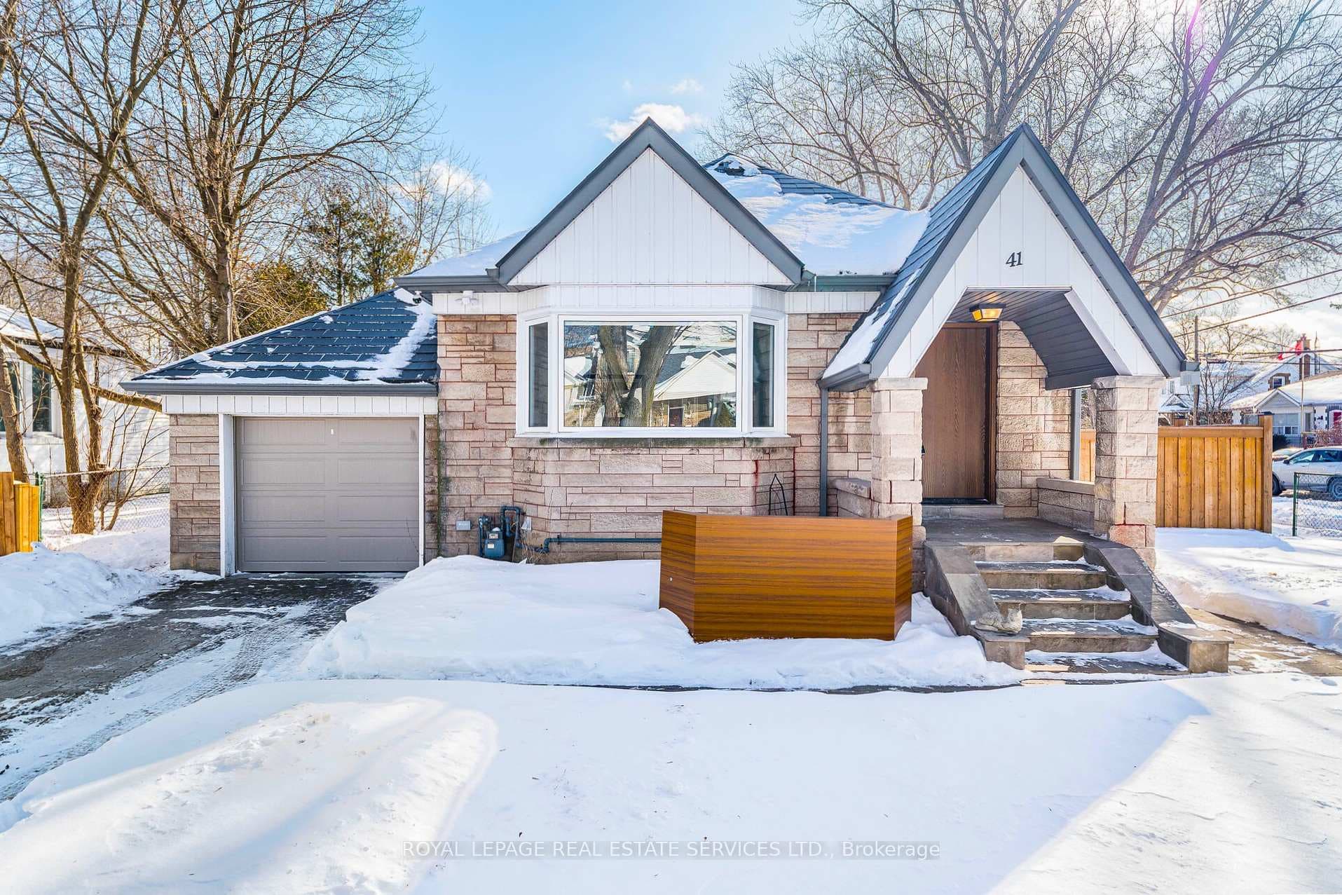 41 Ash Crescent, Liberty Village / Parkdale / South Parkdale, ON M8W 1E4 - Photo 1