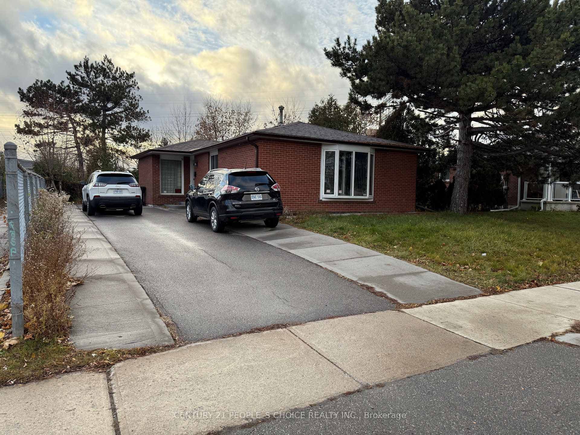 28 Lynmont Road, Etobicoke (West Mall / Rexdale), ON M9V 3W8 - Photo 1