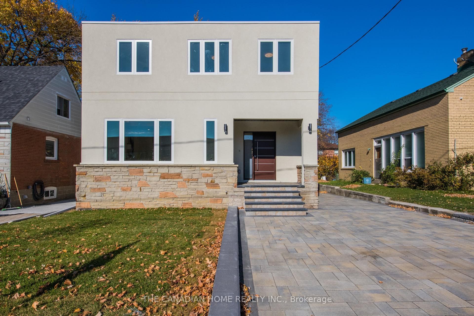 8 Clearview Heights, York / Weston, ON M6M 1Z9 - Photo 1