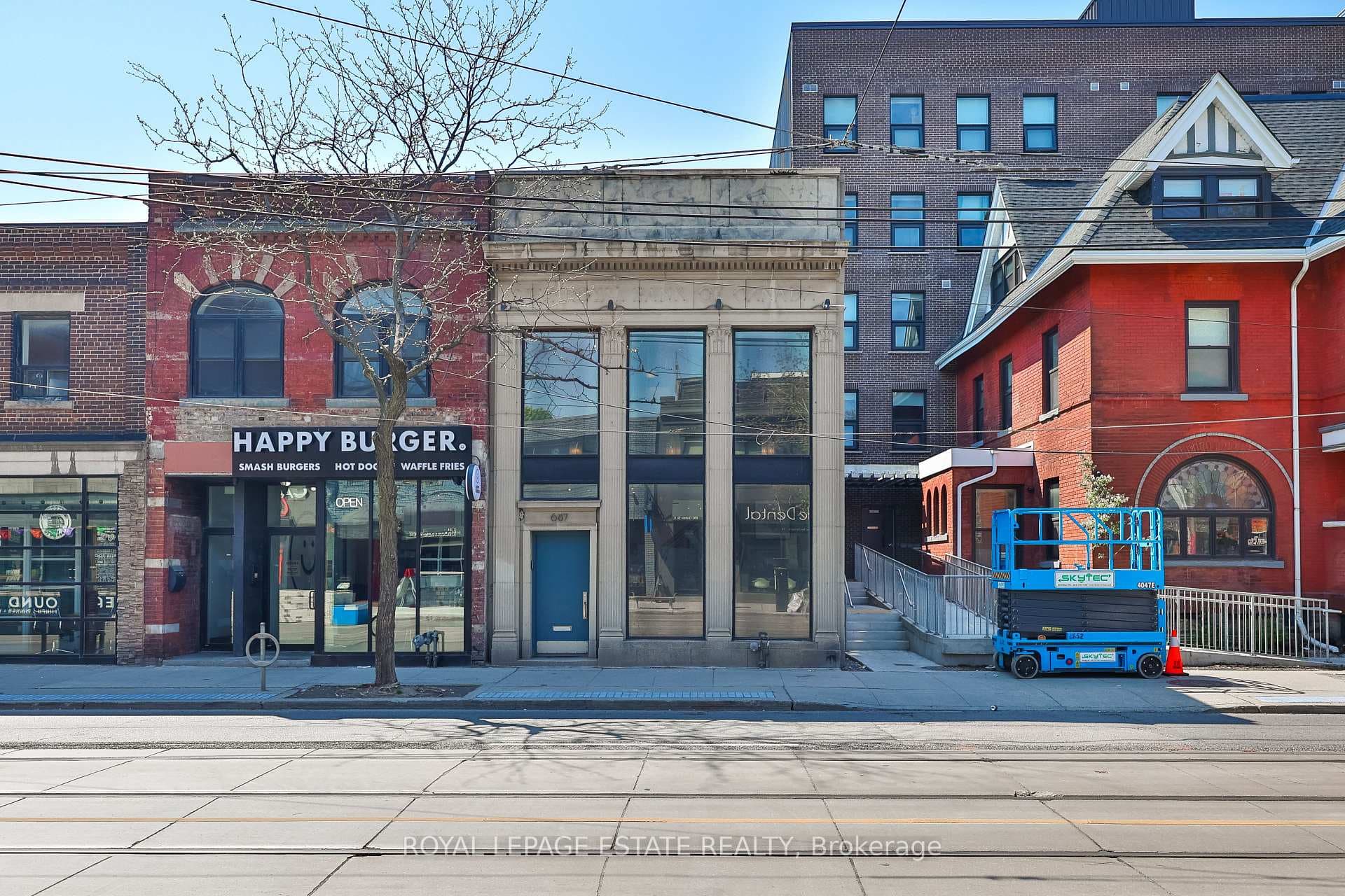 687 Queen Street, Toronto E01