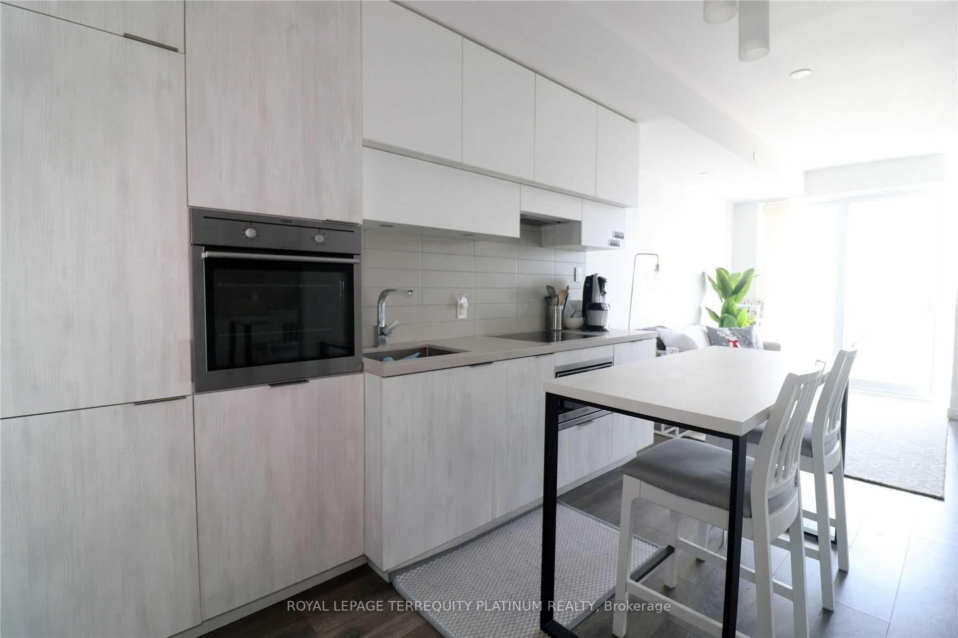 8 Eglinton Avenue Unit 2007, Leaside / Davisville, ON M4P 0C1 - Photo 1