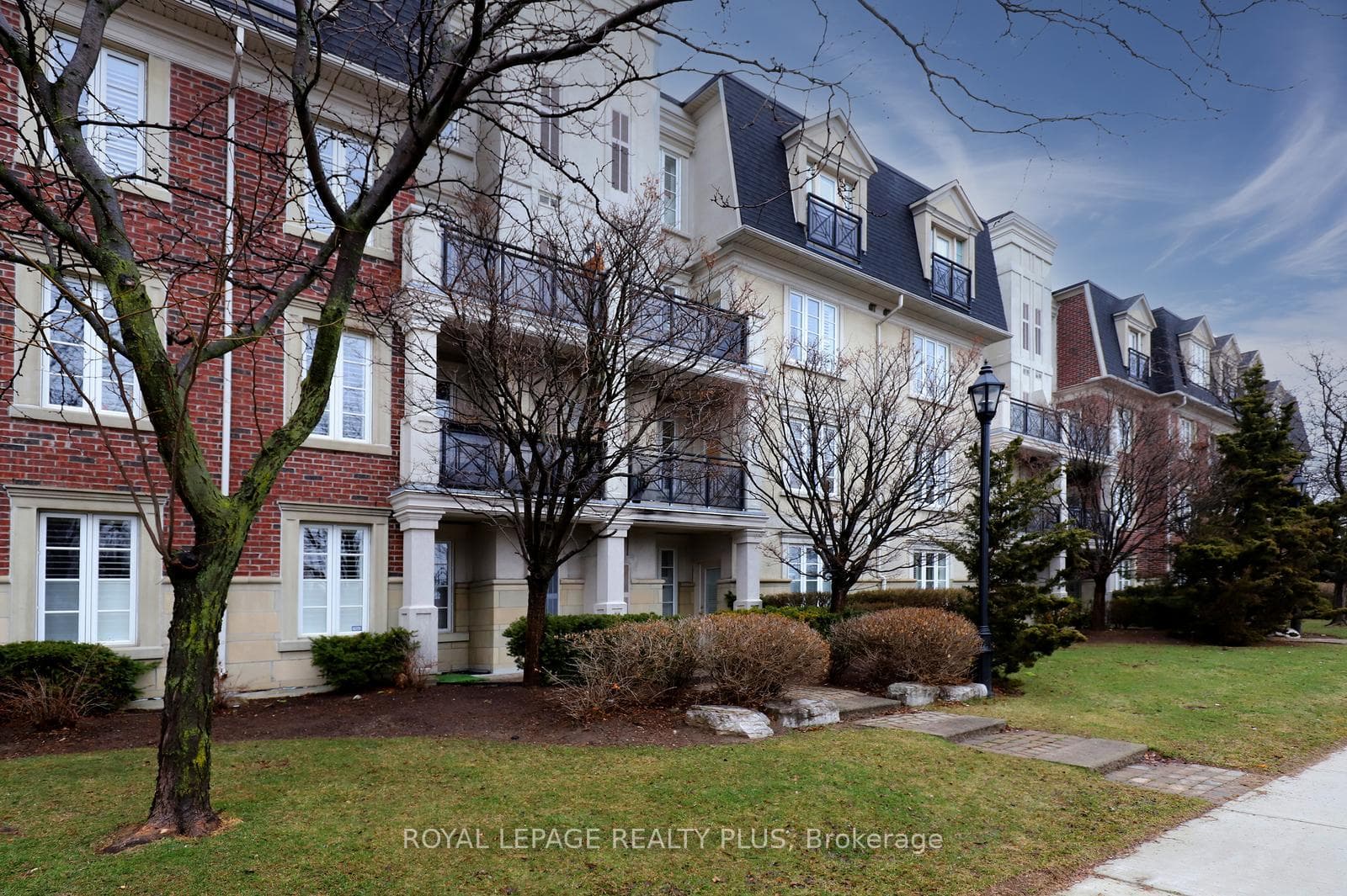 3351 Cawthra Road Unit 215, Mississauga, ON L5A 4N5 - Photo 1