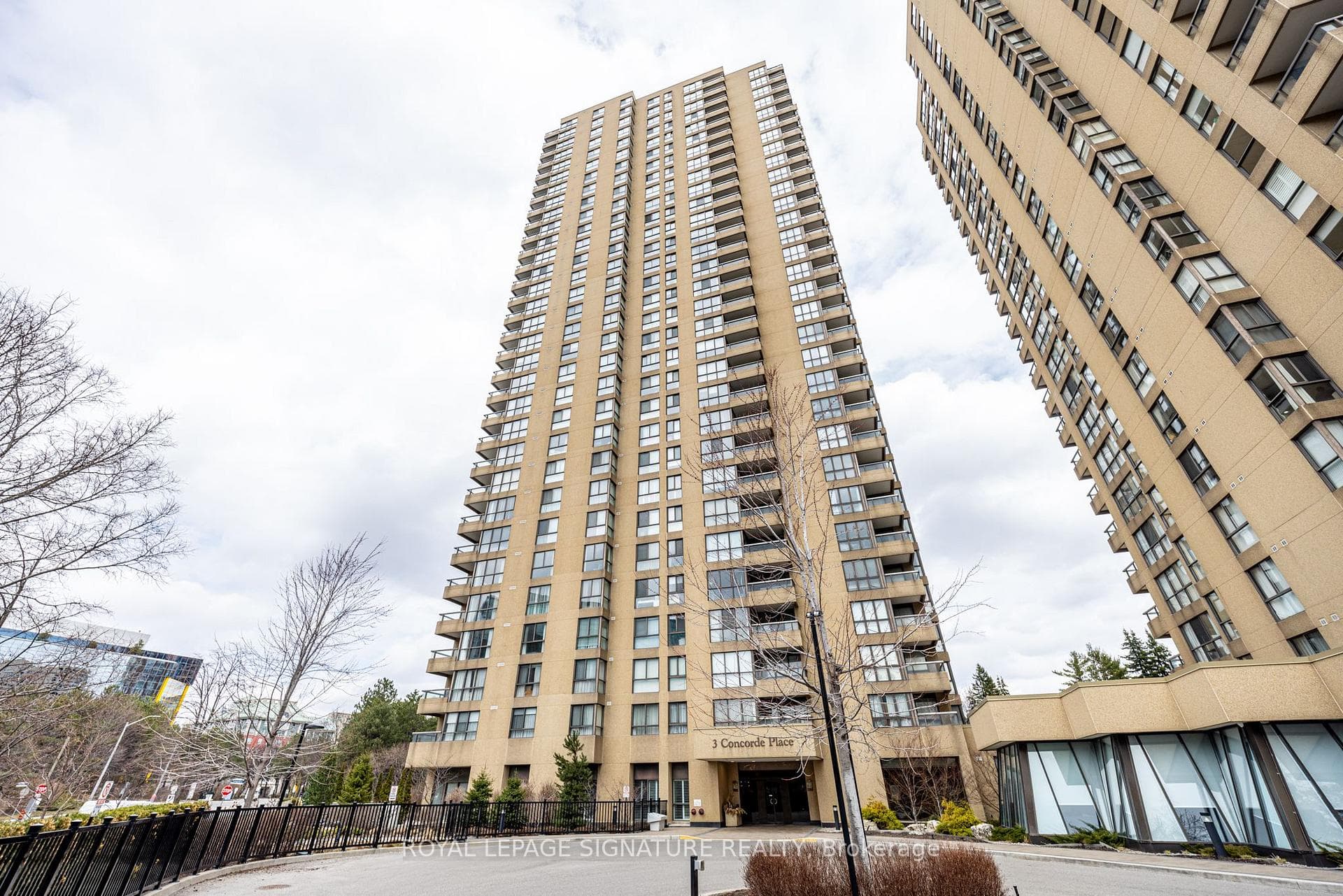 3 Concorde Place Unit 2004, Don Mills / Parkwoods / Victoria Village, ON M3C 3K7 - Photo 1